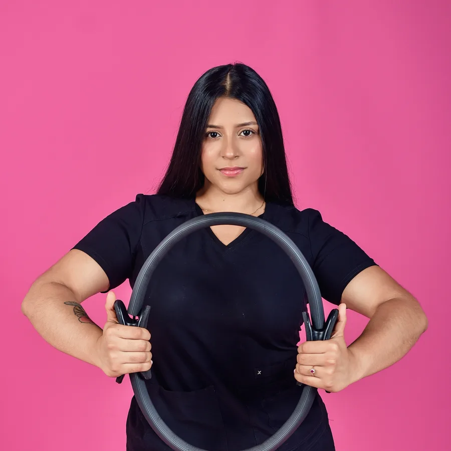 Alejandra sosteniendo un aro de Pilates frente a ella