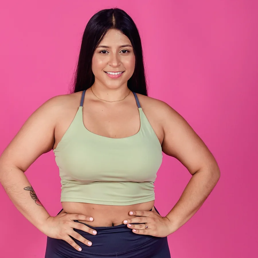 Alejandra de pie con ropa de entrenamiento