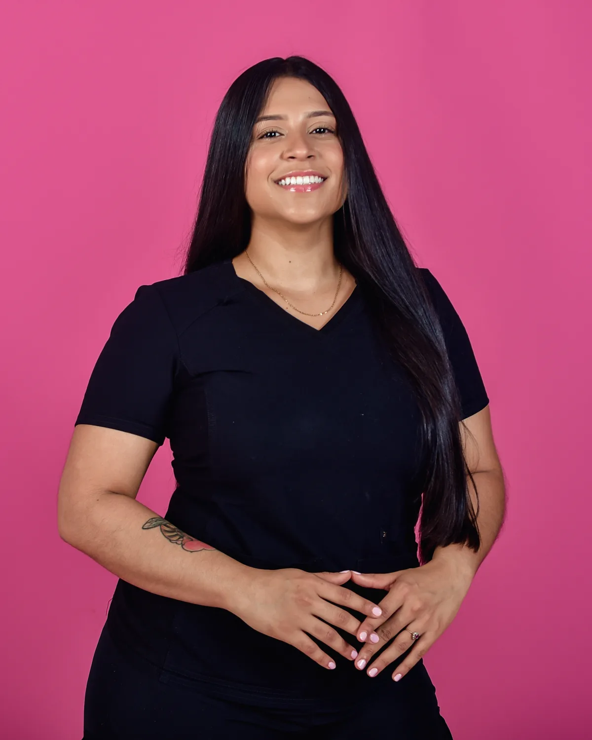 Retrato de Alejandra sonriendo con su uniforme de fisioterapia